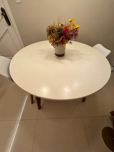 Mesa de jantar tampo off white e pés de madeira. Ingá - Niterói
