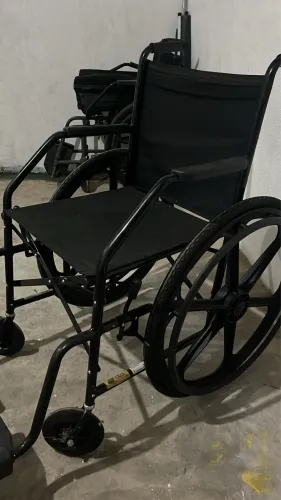 Vende-se cadeira de rodas