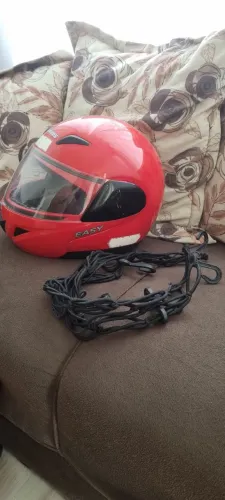 Capacete n?58 ,acompanha rede elástica para fixar na moto