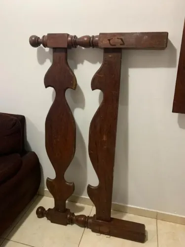 CAMA DE CASAL EM MADEIRA MACIÇA / MADEIRA DE LEI - ANTIGA E EM PERFEITO ESTADO