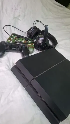 PLAYSTATION 4 COM DETALHE