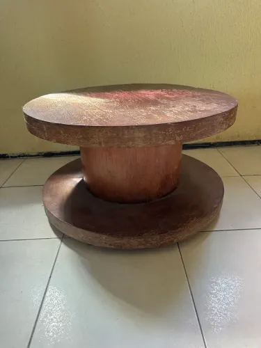 Mesinha de madeira de canto