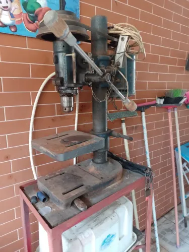Furadeira de Bancada Industrial Antiga
