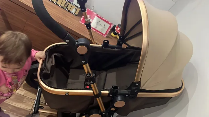 Carrinho de bebê ( sem bebê conforto)