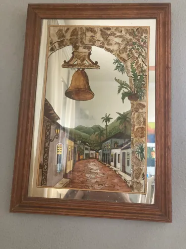 Quadro espelhado com moldura de Madeira.