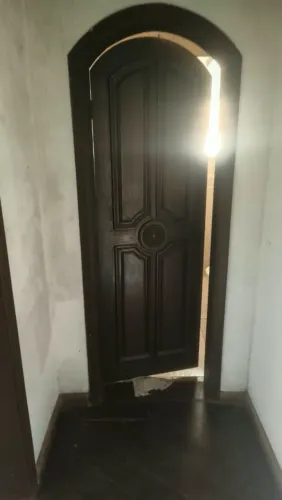 9 portas de madeira maciça, 3janelas de madeira maciça e 90 M2 de piso grosso de ipê roxo