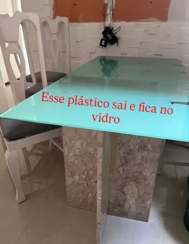 Mesa de vidro com os pés de mármore