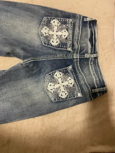 Calça flare Y2k com detalhes de cruz nos bolsos