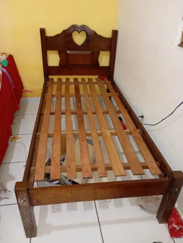 VENDE SE CAMA DE SOLTEIRO DE MADEIRA