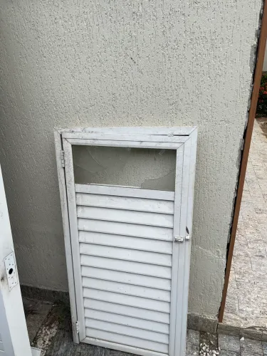 Portinhola de alumínio