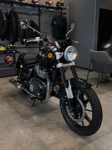 GABRIEL - Royal Enfield Super Meteor 650 Astral Black 0 km | De R$ 36.990 por R$ 35.490