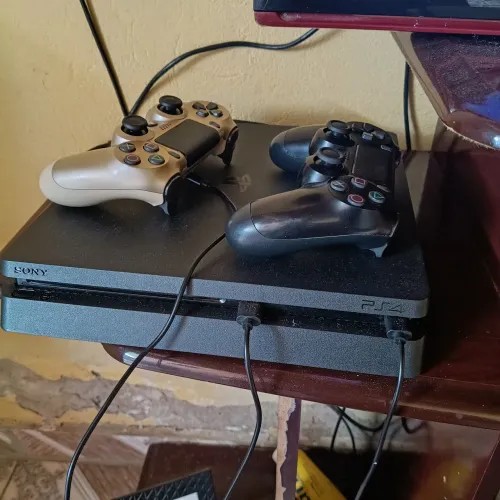 Ps4 slim 1 Terá +Dois controles Novo Na garantia