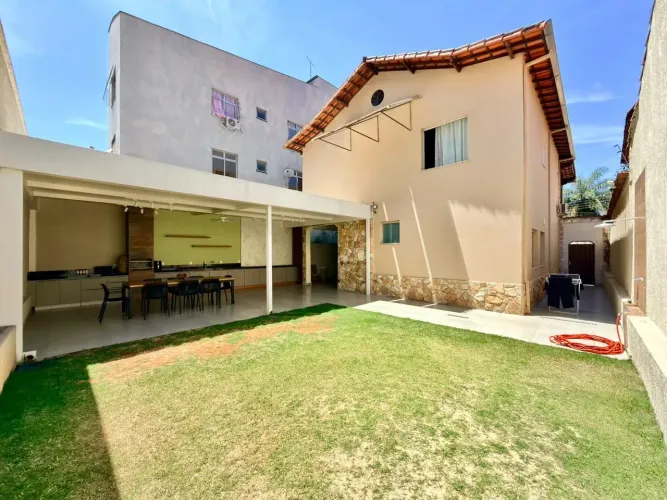 Casa de alto padrão, com 4 Quartos à venda, 382m² - R$1.700,000