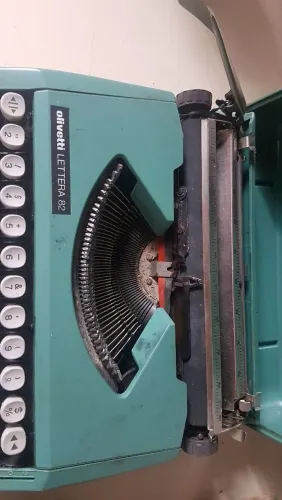 Máquina de escrever Olivetti Lettera 82 