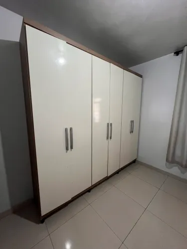 VENDE-SE GUARDA ROUPAS