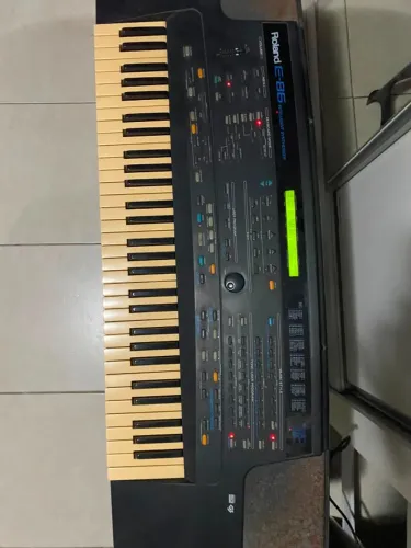 Teclado Roland E-86 Intelligent Synthesizer
