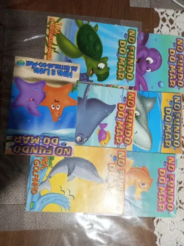 Sete revistas . No fundo do mar.