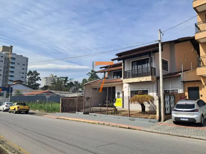 Casa com 3 dormitórios para alugar, 600 m² por R$ 16.025/mês - Centro - Palhoça/SC