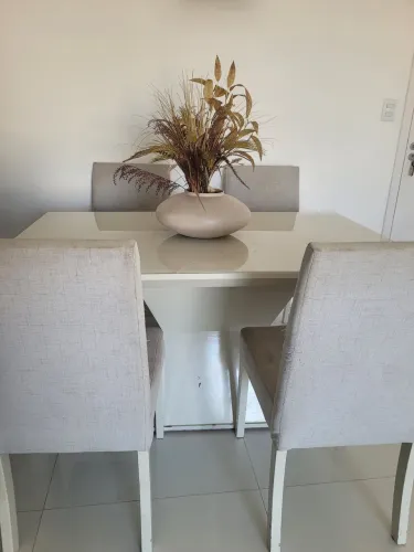 Conjunto mesa e 4 cadeiras em linho
