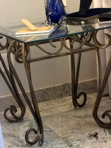 Mesa de canto em ferro e vidro.