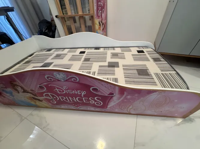 Camas infantil das princesas . Duas Muito novas - com colchão