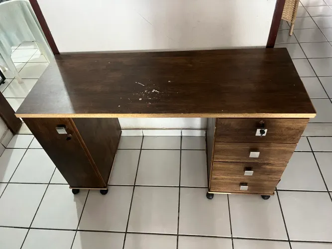 Escrivaninha com gavetas