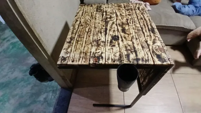 Vende-se mesinha multiuso,feita em madeira e metal,designer moderno.