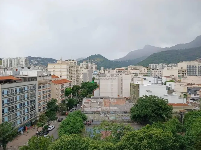 Apartamento à venda. Rua Santa Amélia, Tijuca. 3 quartos sendo 1 suíte, dependências, vaga