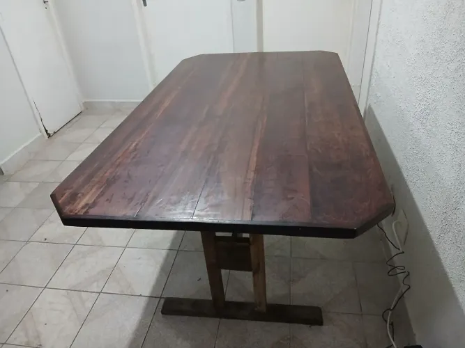 Mesa de madeira maciça 