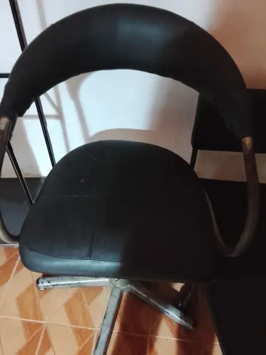 Vendo uma cadeira de salão de beleza bem conservada giratória