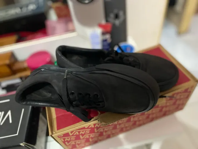Vans Authentic All Black - Estilo Clássico e Atemporal