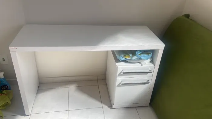 Vende-se escrivaninha