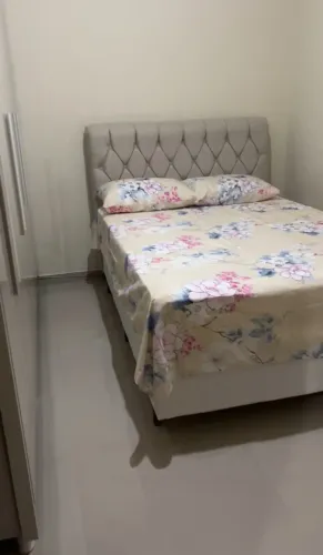 ? Vendo Conjunto de Quarto Completo: Cama, Cabeceira e Guarda-Roupa!