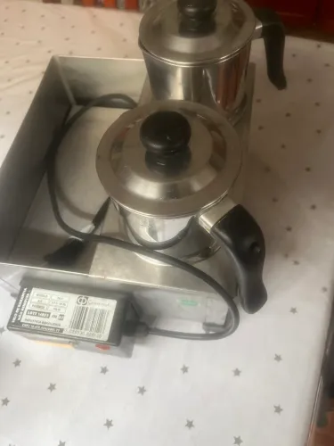Cafeteira para armazenar o café e leite quente