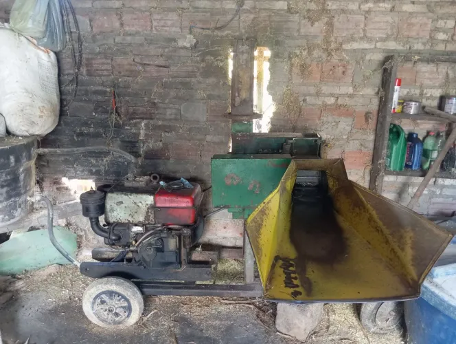 Ensiladeira N12 com motor a diesel B10