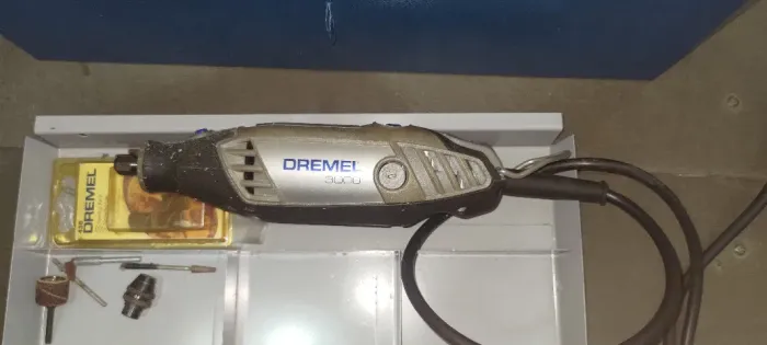 Micro Retífica Dremel 3000 - Potência e Precisão para seus Projetos (Seminova)