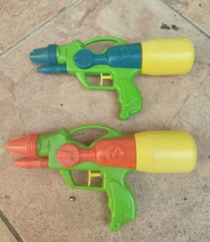 Brinquedo arminha de água para piscina e praia