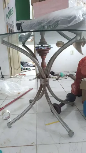 Vende-se mesa redonda com tampão de vidro