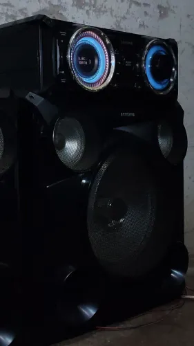 Vendo e troco som fs8000 , não pega rádio, e não pega as luzes , nem o cd...