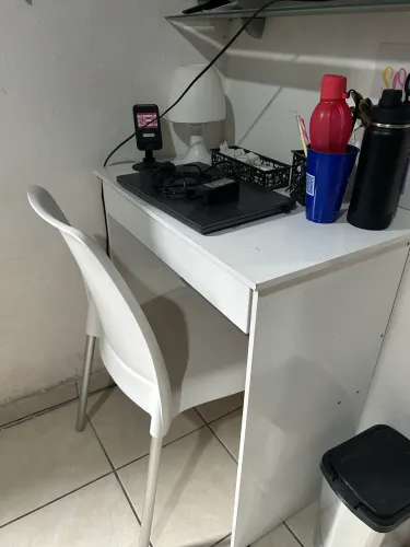 Escrivaninha + cadeira 