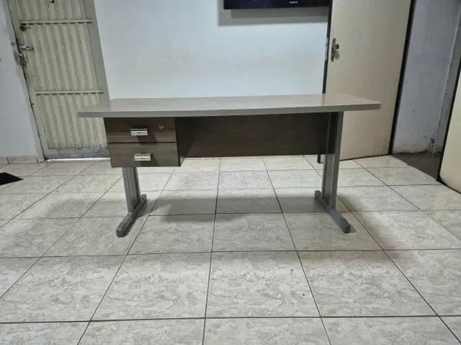 Mesa Operacional Reta (com gaveteiro fixo de 2 gavetas)