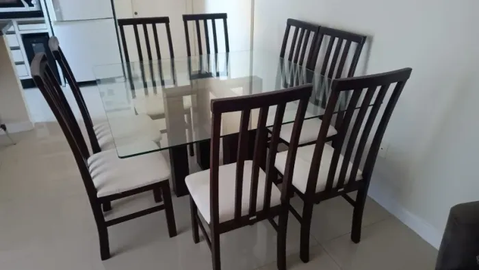 Mesa de vidro com 8 cadeiras