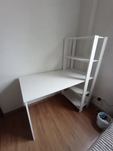 Mesa de Computador/Estudo com estante e prateleiras já desmontada