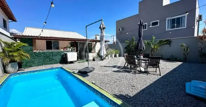 JS-Casa com 4 Dormitórios e Piscina no Campeche | 120m² | 4 Vagas