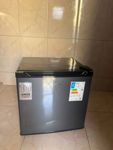 Frigobar Preto com Inox 45L Midea 110