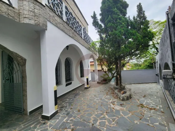 Sobrado com 525m² terreno e 440m² área construída- Pertinho USP