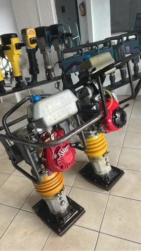 Vendo compactador de solo o CSM motor Honda semi novo