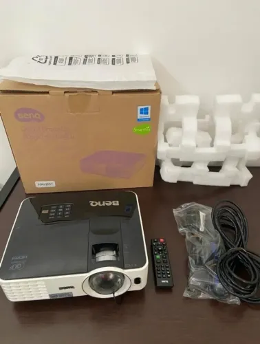 Projetor digital com tela e tripé
