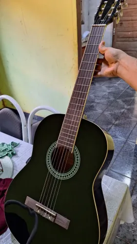 Violão praticamente novo com capa.