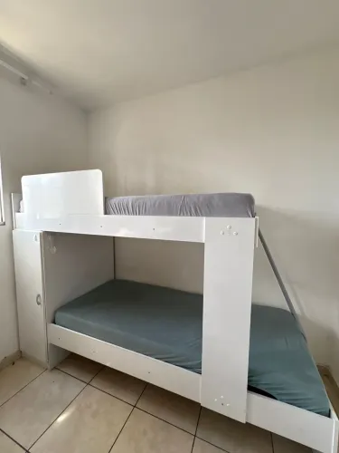 Beliche com armário e colchões